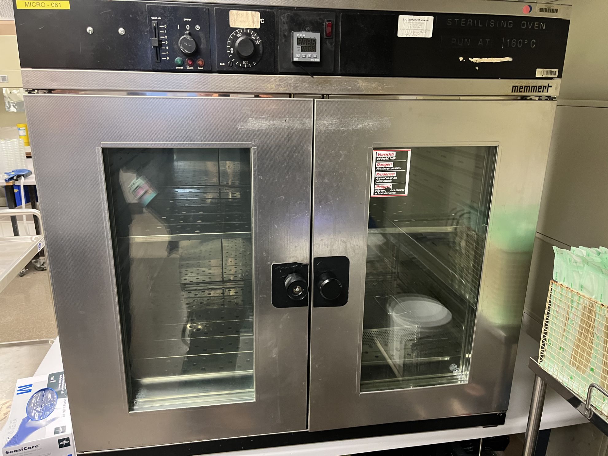 1979 Memmert sterilising oven MICRO-061 running at 160C